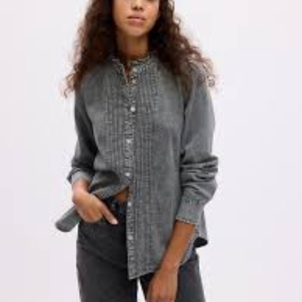GAP Jeweled Pintuck Ruffle Collar Denim Button
Up Grey Wash Shirt Size Large